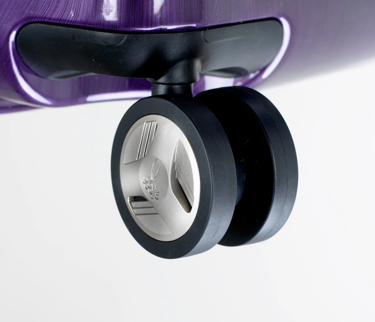 Roxbury 2.0 19-inch 4 Wheel Hybrid Wheelaboard 8 Roxbury 2.0 19-inch 4 Wheel Hybrid Wheelaboard - Image 8